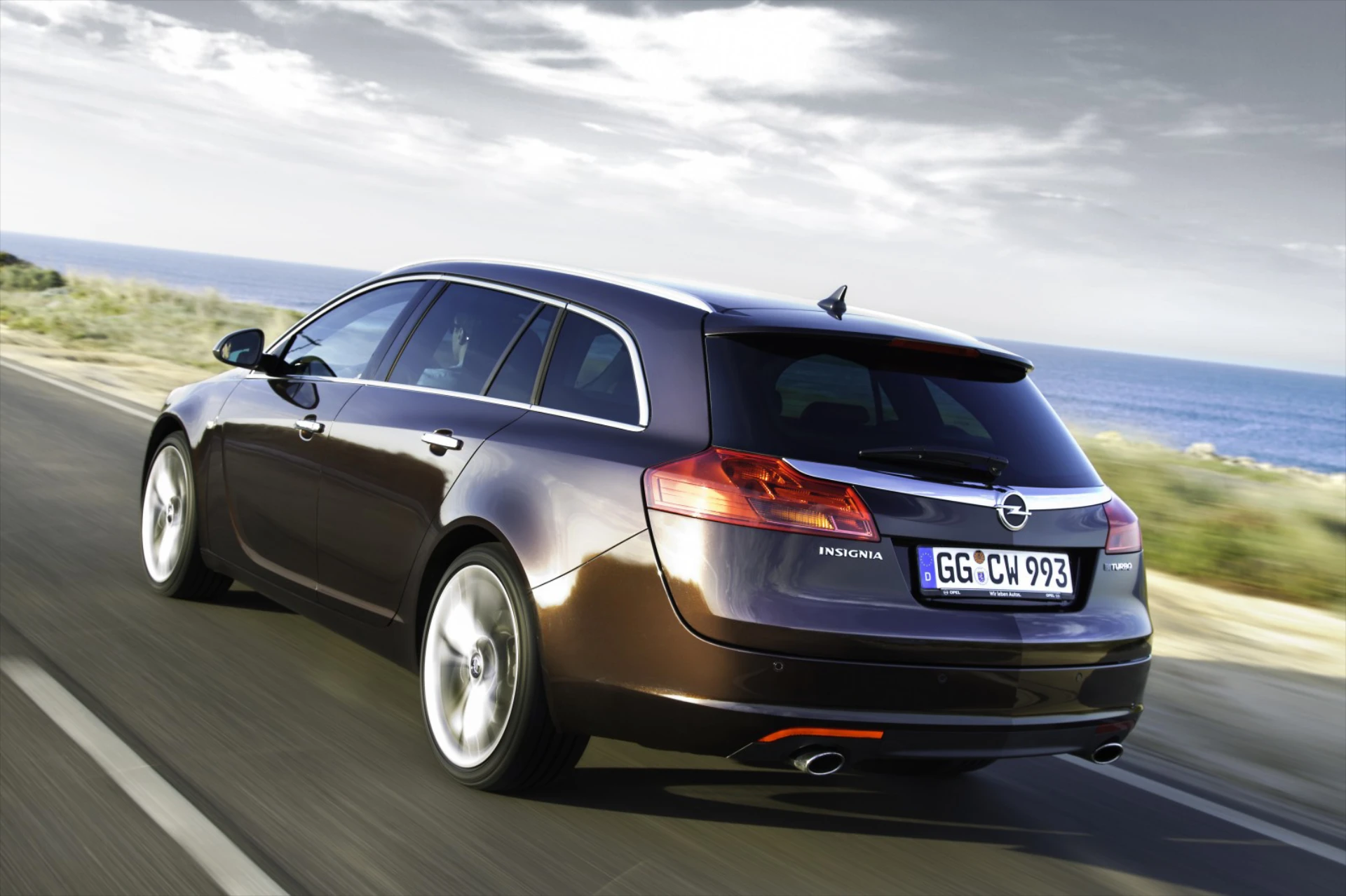 Opel Insignia Sports Tourer 2 0 CDΤΙ Auto Η diesel πλευρά του