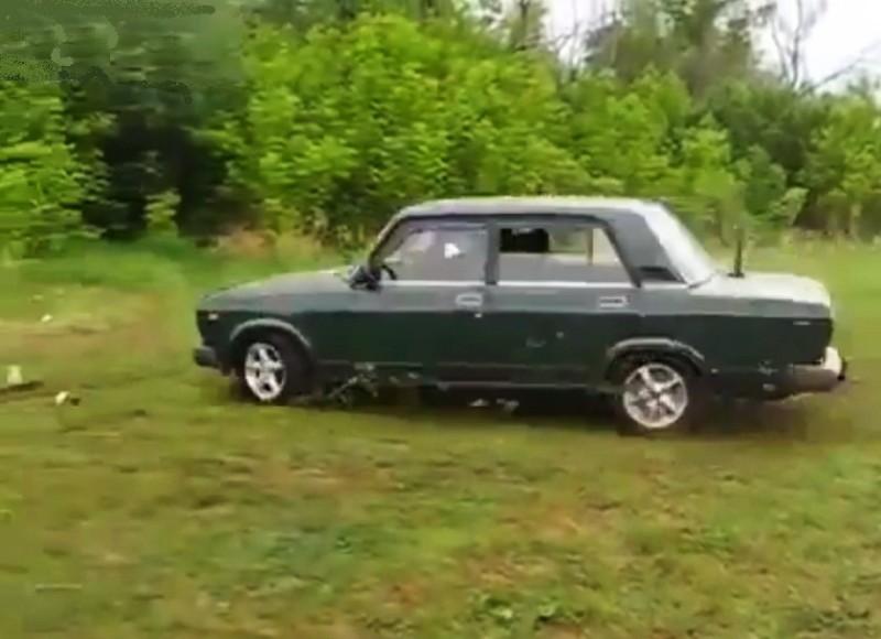 Drift με Lada σε λίμνη. Μέσα… (VIDEO)