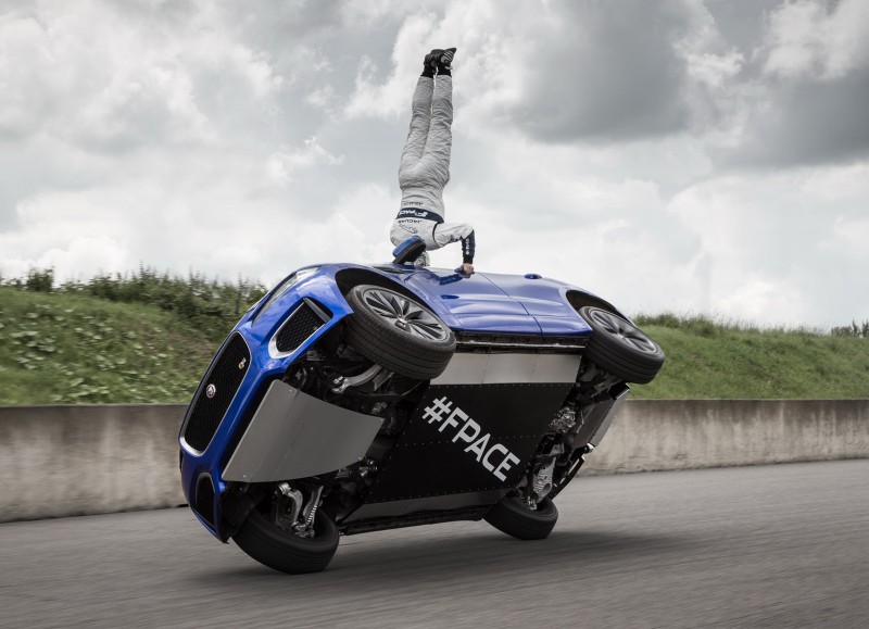 Jaguar F-Pace στις… δύο ρόδες! (video)