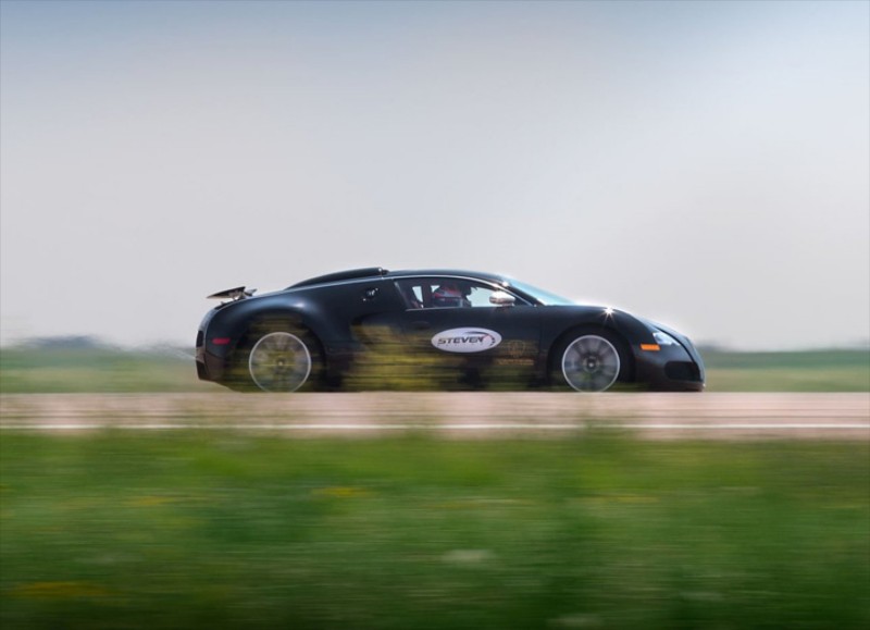 13χρονος οδηγεί τη Bugatti του μπαμπά με 325 km/h (video)