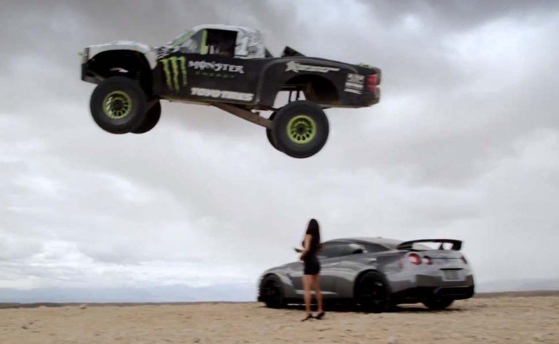 Trophy Truck σε ακροβατικά πάνω από Nissan GT-R!