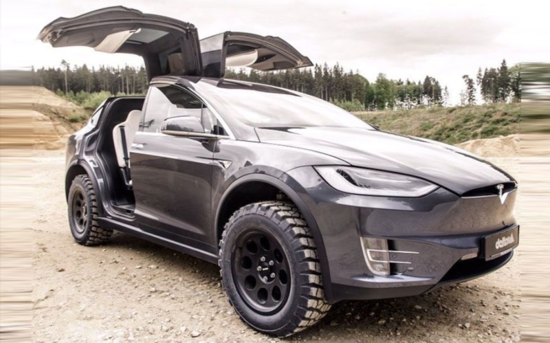 Ένα Tesla Model X σε off-road ενδυμασία
