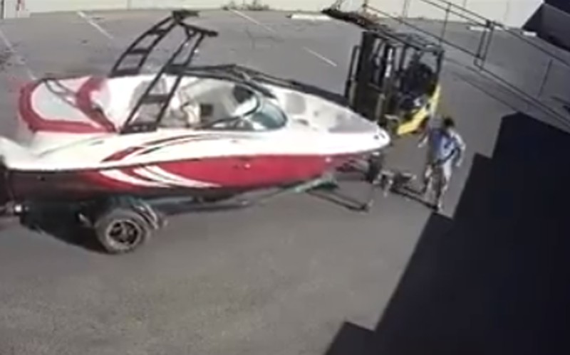 Δεν ξέρει τι να… σώσει πρώτα (video)