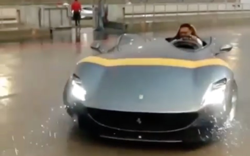 H Ferrari Monza SP1 βγήκε βόλτα στη… βροχή (video)