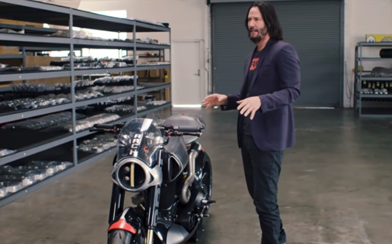 O Keanu Reeves μάς έδειξε ένα πρωτότυπο της Arch (video)