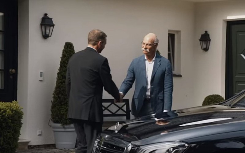 Το αφεντικό της Mercedes-Benz οδηγεί BMW; (vid)