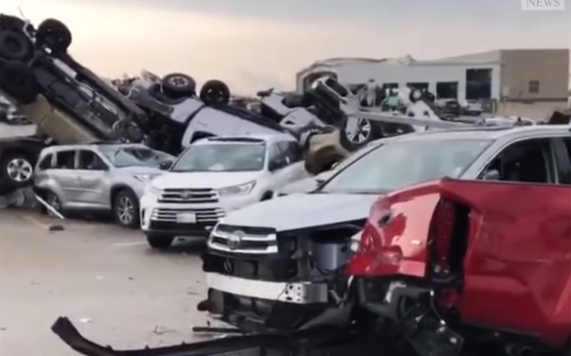 Τυφώνας στις ΗΠΑ ισοπέδωσε 500 Toyota και Chevrolet (video)