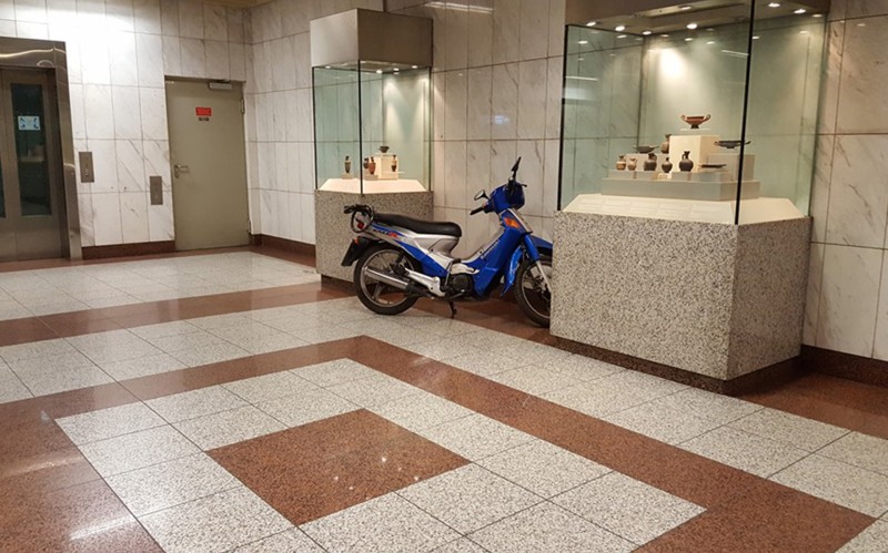 Απίθανος τύπος πάρκαρε το μηχανάκι του μέσα σε σταθμό του μετρό!