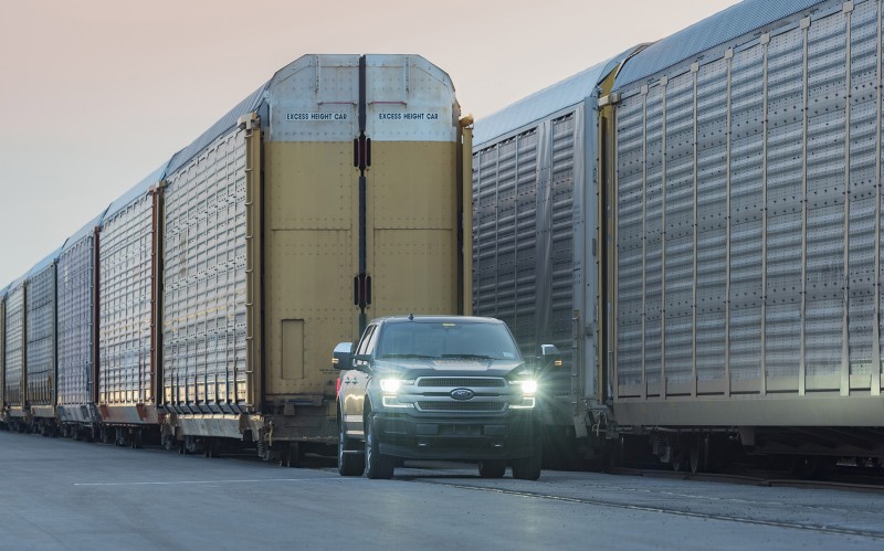 Προάγγελος του ηλεκτρικού Ford F-150 ρυμουλκεί 10 φορτωμένα διώροφα βαγόνια (vid)