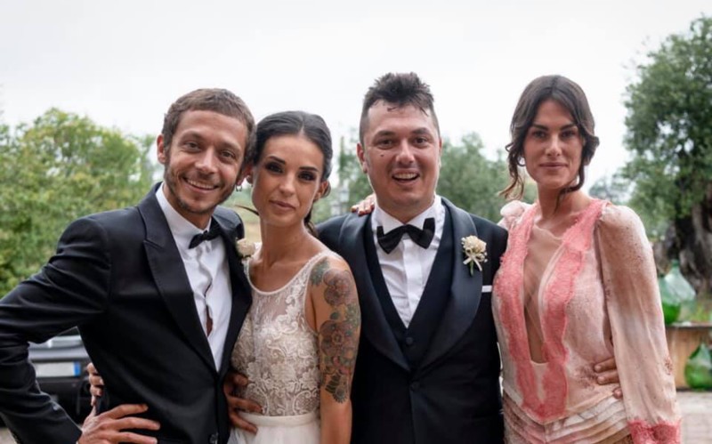 Ο… κουμπάρος Valentino Rossi συνόδευσε τη νύφη με Ferrari