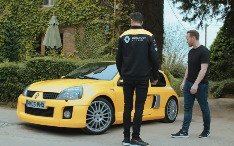 Ο Daniel Ricciardo οδηγεί ένα Renault Clio V6 και “εκθέτει” τον Verstappen (vid)