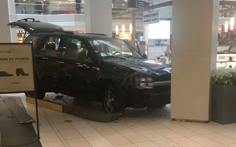 Μπήκε με SUV σε εμπορικό κέντρο και τα έκανε «γης μαδιάμ» (vid)