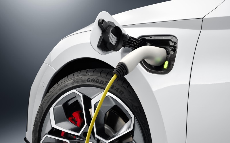 H νέα Skoda Octavia RS έχει 1.400άρι μοτέρ, 245 ίππους και μπαίνει στην πρίζα!