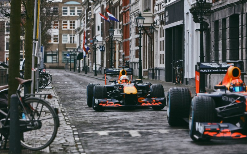 Πήραν τους... δρόμους τα μονοθέσια της Red Bull F1 (video)