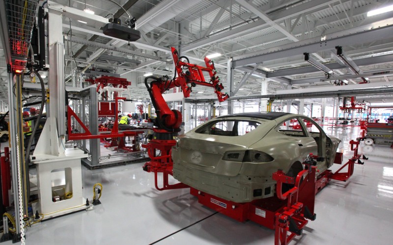 Απειλεί να φύγει από την California η Tesla