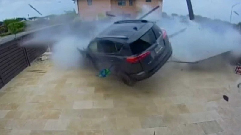 RAV4 διασχίζει… αυλή σπιτιού! (video)