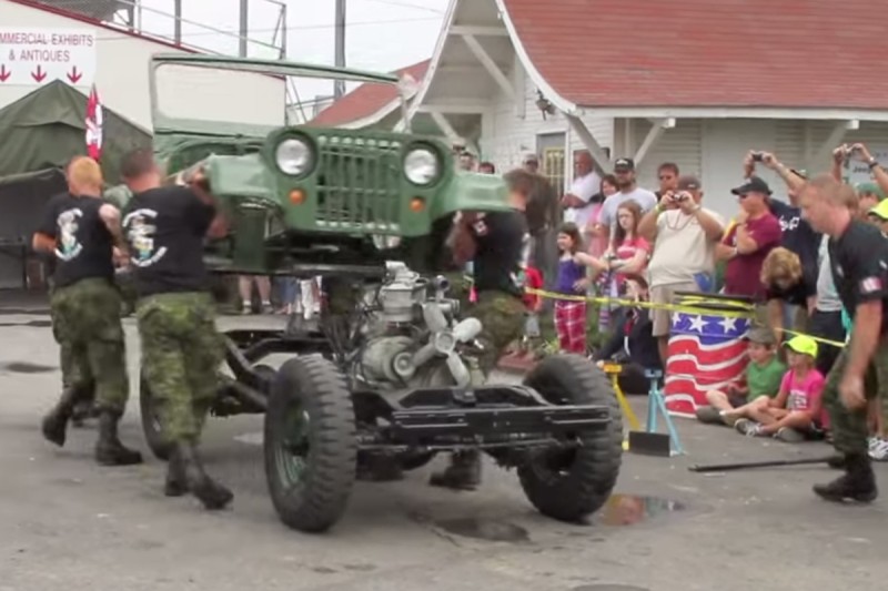 Διαλύουν και ξαναφτιάχνουν ένα Jeep σε 4 λεπτά! (video)