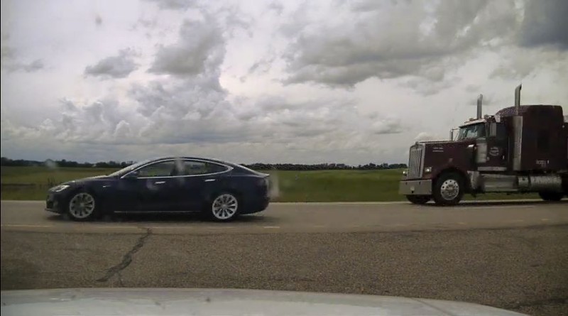Η αστυνομία έπιασε ένα Tesla Model S να πηγαίνει με 150 km/h στον αυτόματο, ενώ ο οδηγός κοιμόταν