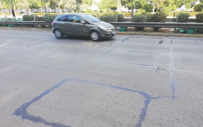 Τετράγωνα σημάδια στην άσφαλτο: Τα έχετε δει, αλλά γνωρίζετε τι είναι;