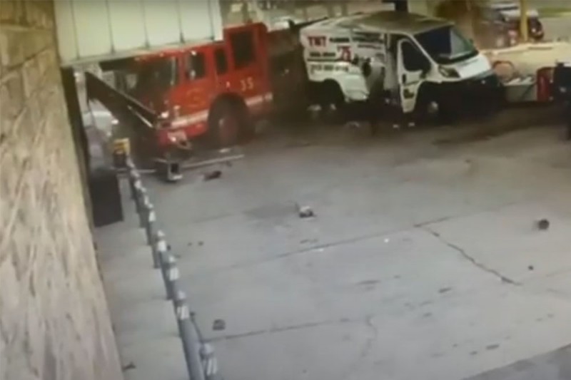 Video: Πυροσβεστικό όχημα πέφτει σε πρατήριο καυσίμου έπειτα από σύγκρουση με SUV
