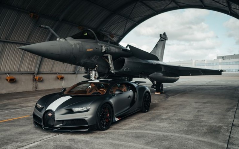 Πύραυλοι εδάφους-αέρος: Η Bugatti Chiron Sport κοντράρεται με μαχητικό αεροσκάφος (video)