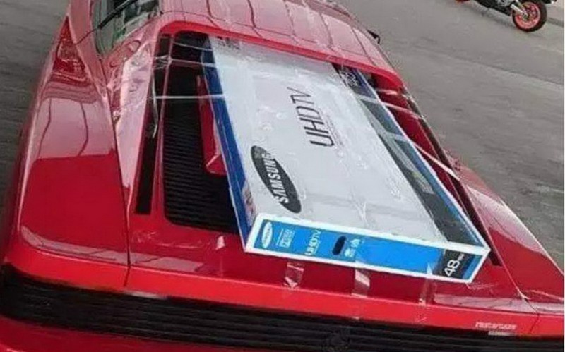 Κάποιος μετέφερε μια 48άρα τηλεόραση πάνω στο κάλυμμα του κινητήρα της Ferrari Testarossa του!