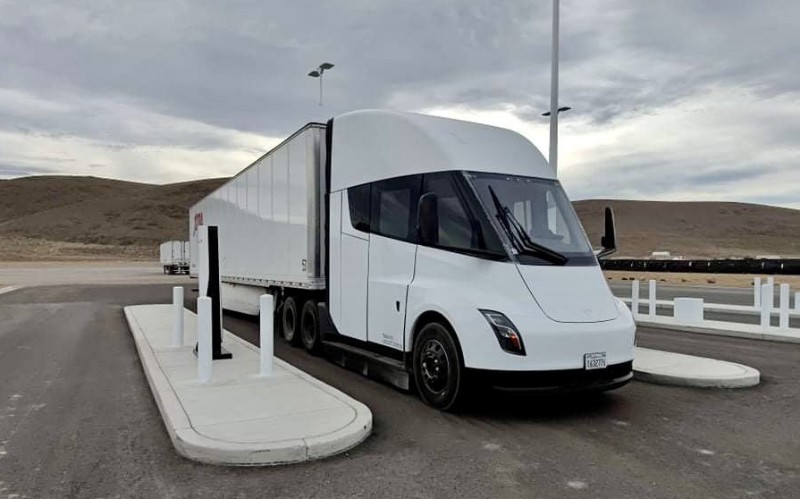 To φορτηγό Semi φορτίζει στον πρώτο σταθμό Megacharger της Tesla