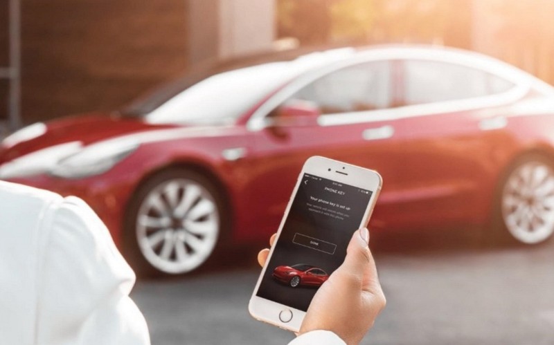 500 ιδιοκτήτες Tesla παρέμειναν κλειδωμένοι έξω από τα οχήματά τους ταυτόχρονα! Δείτε γιατί