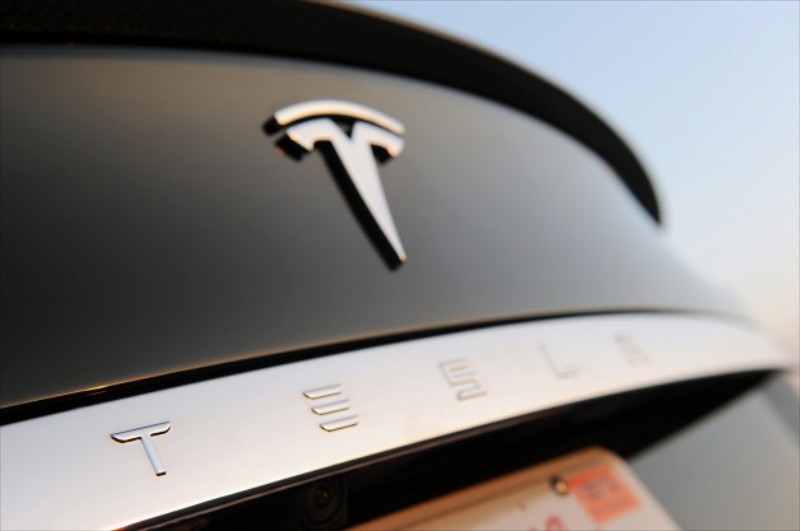 Η Tesla βγάζει κέρδος πουλώντας …ρύπους