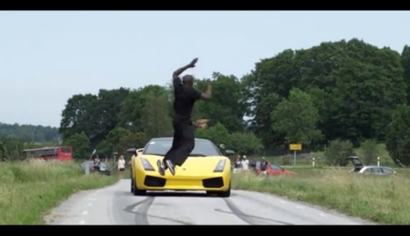 Video: Άλμα πάνω από Gallardo