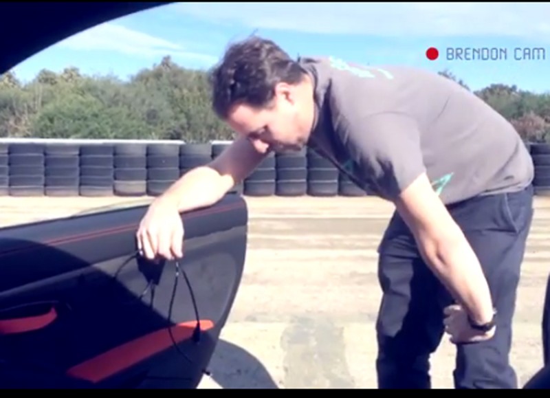 Δεν άντεξε ο καμεραμάν τελικά… (VIDEO)