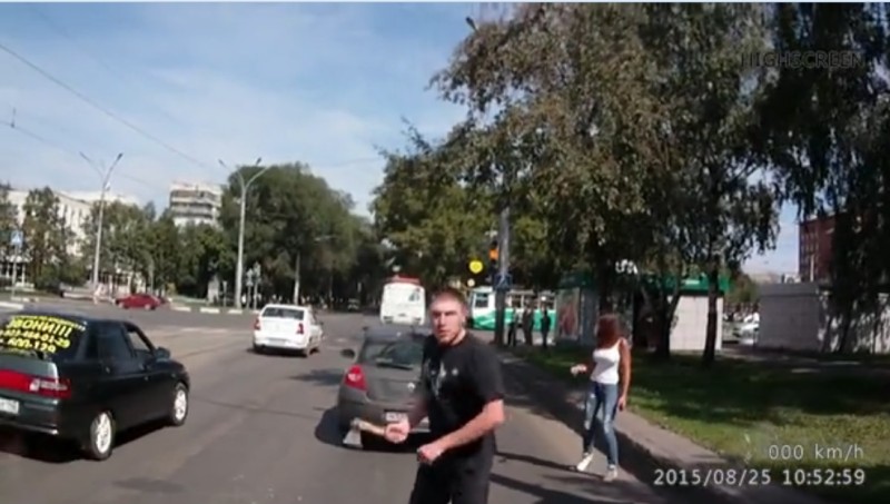 Video: Ρώσος με τσεκούρι και …πιστόλι