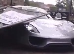 Πινακίδα πέφτει επάνω σε Porsche 918 Spyder (Video)