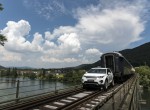 Σέρνει τρένο… το Land Rover (video)