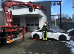 Έριξαν ένα φλεγόμενο BMW i8 σε κοντέινερ με νερό