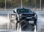 Ο Chris Harris επιχειρεί το μεγαλύτερο drift με Porsche Taycan (video)