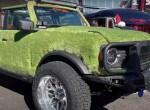 Έβαλαν στο αμάξωμα του Ford Bronco κανονικό γρασίδι! [video]