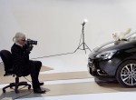 O Karl Lagerfeld φωτογραφίζει το Opel Corsa