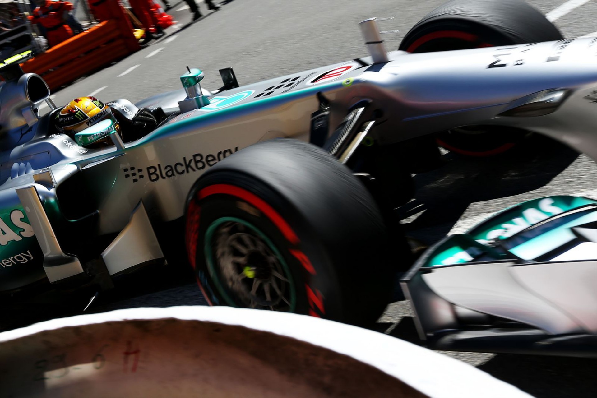 H FIA καλεί στο «διεθνές δικαστήριο» την Mercedes και την Pirelli

