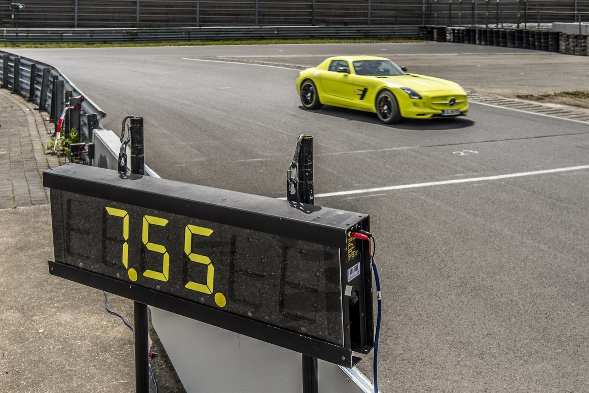 H ηλεκτρική Mercedes SLS AMG κάνει ρεκόρ στο Nurburgring