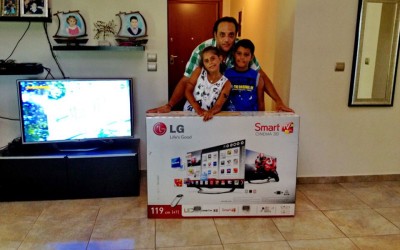 Ο νικητής του διαγωνισμού με το έπαθλο

