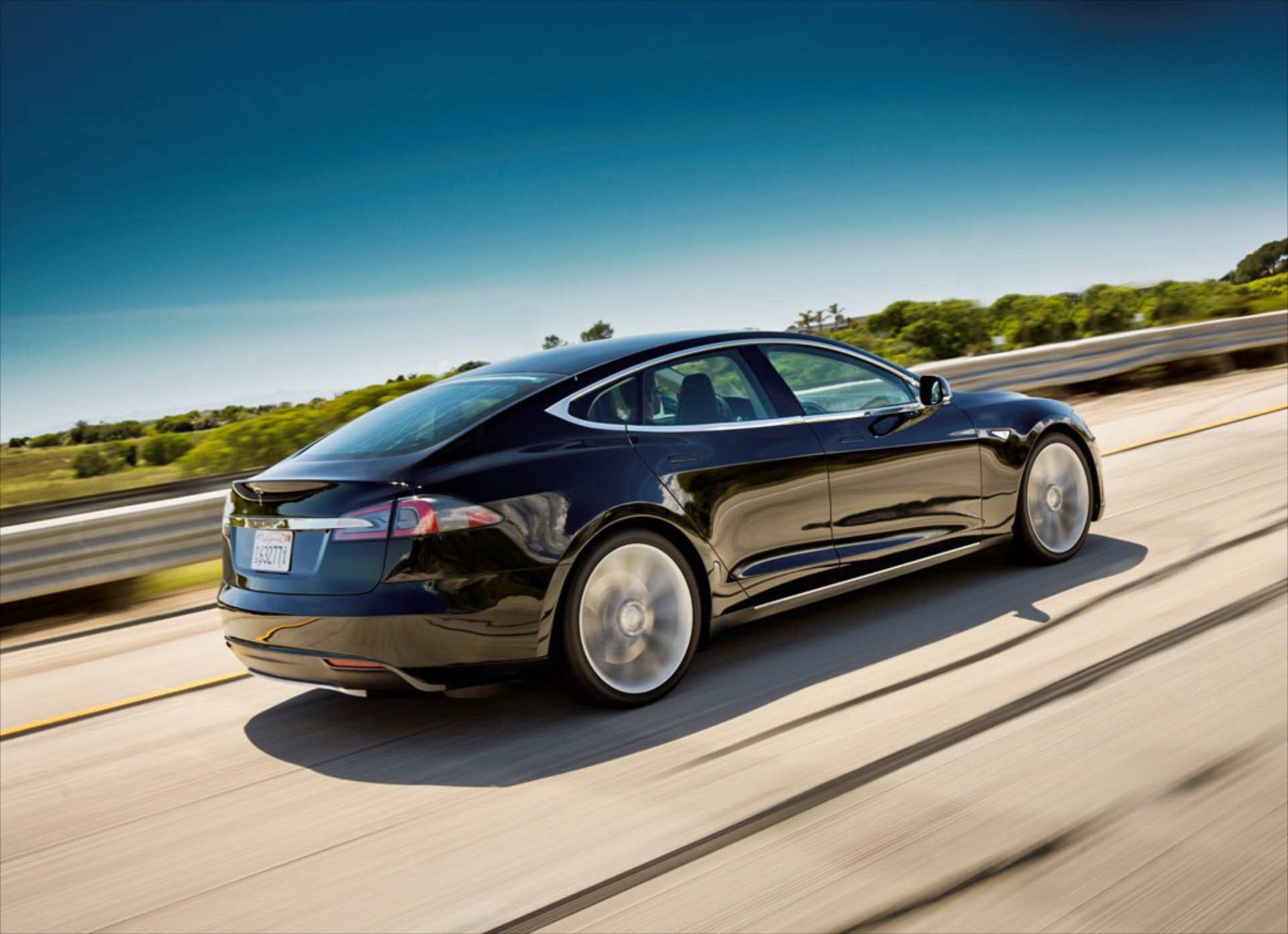 Tesla: Αυτοκινούμενα αυτοκίνητα το 2016