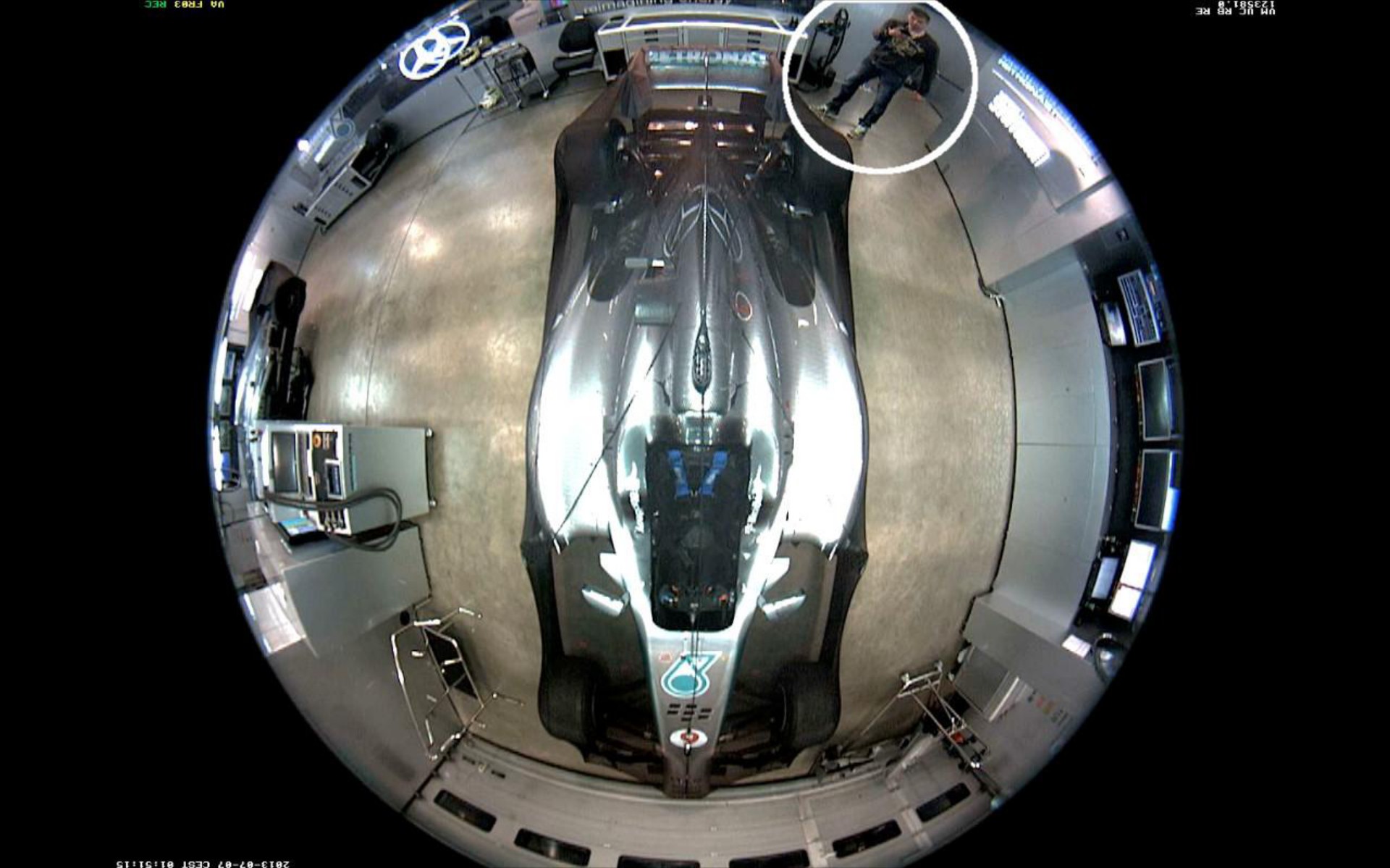 O Rosberg ψάχνει το κλεμμένο κράνος του

