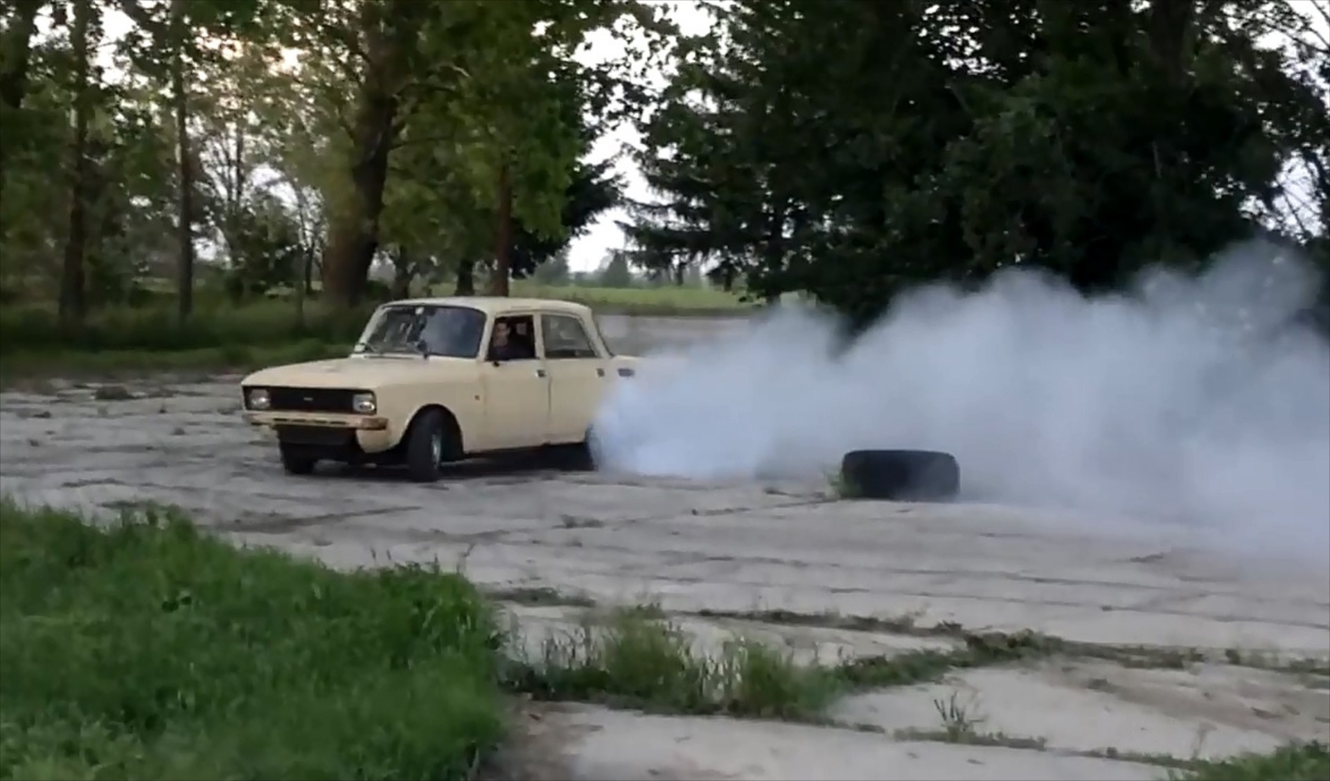 VIDEO: Moskvitch V8 λιώνει λάστιχο
