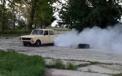 VIDEO: Moskvitch V8 λιώνει λάστιχο