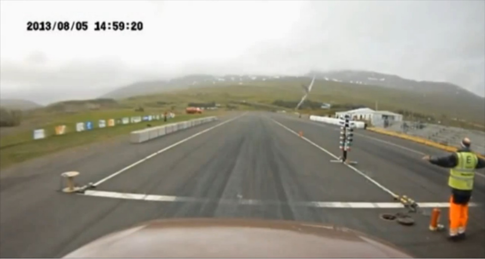 Video: Αναγκαστική προσγείωση σε αγώνα dragster

