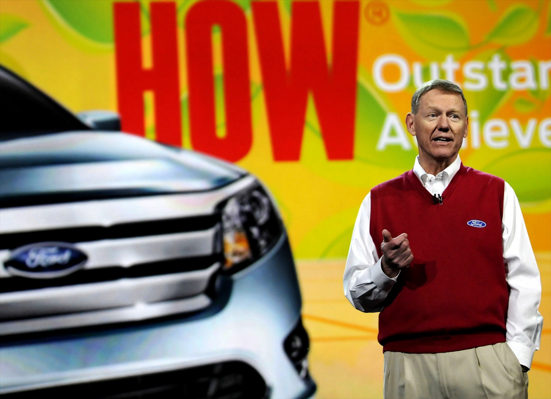 Alan Mulally: Δεν αφήνω τη Ford για τη Microsoft