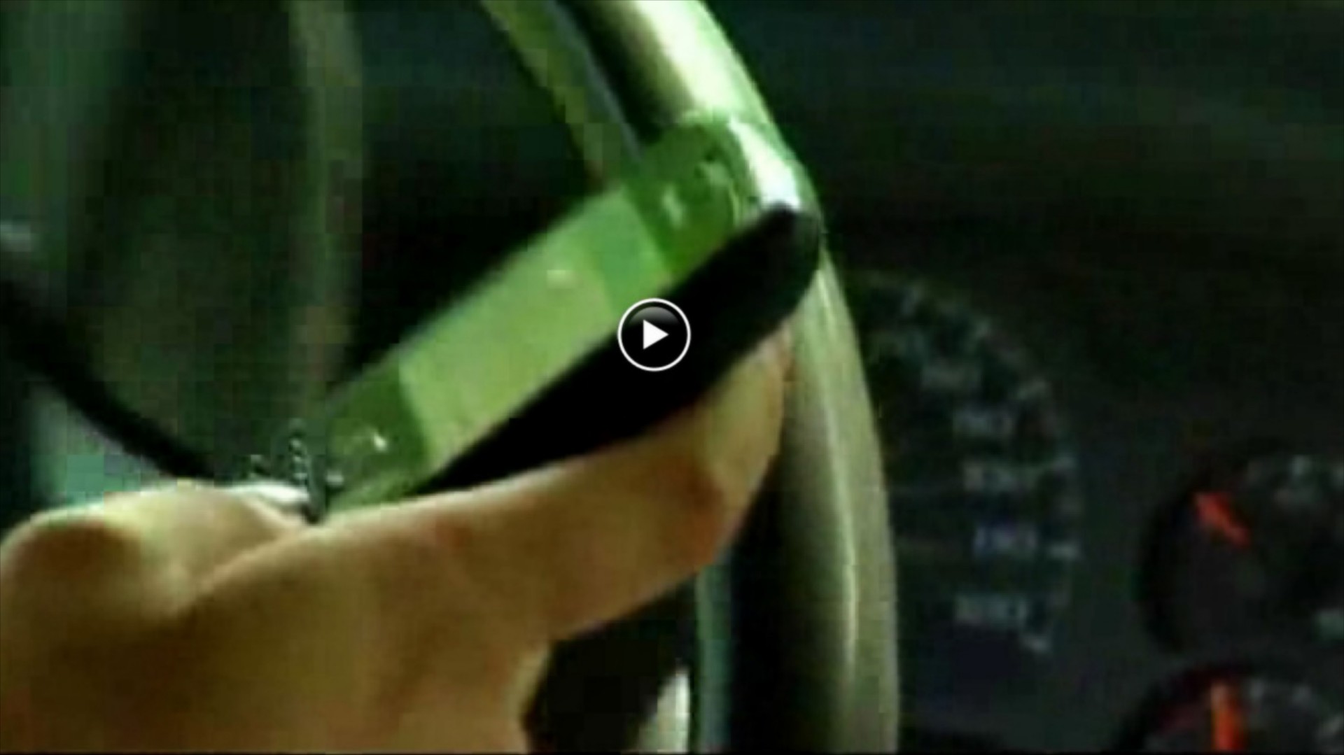VIDEO: Τιμόνι + SMS = δέντρο