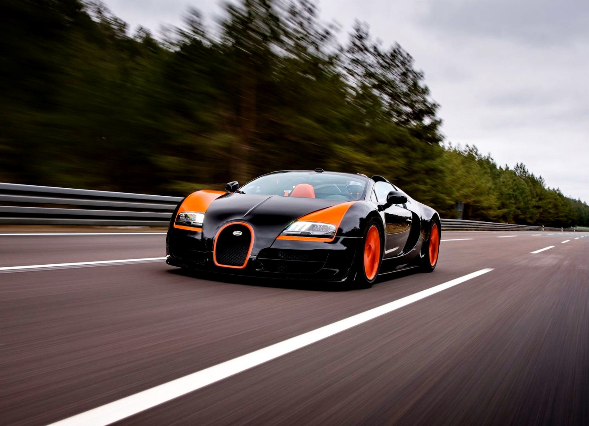 Νέα, ακόμη πιο δυνατή Veyron σχεδιάζει η Bugatti