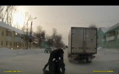 Ρώσος παρατάει το φορτηγό και πλακώνεται